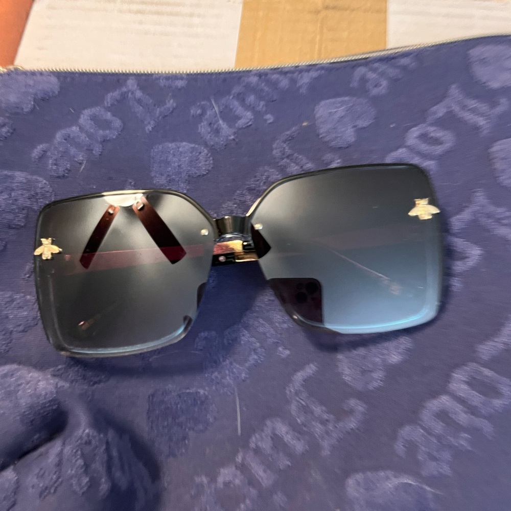 Elegant Black Sunglasses with Gold Accents - Picture 4 of 5